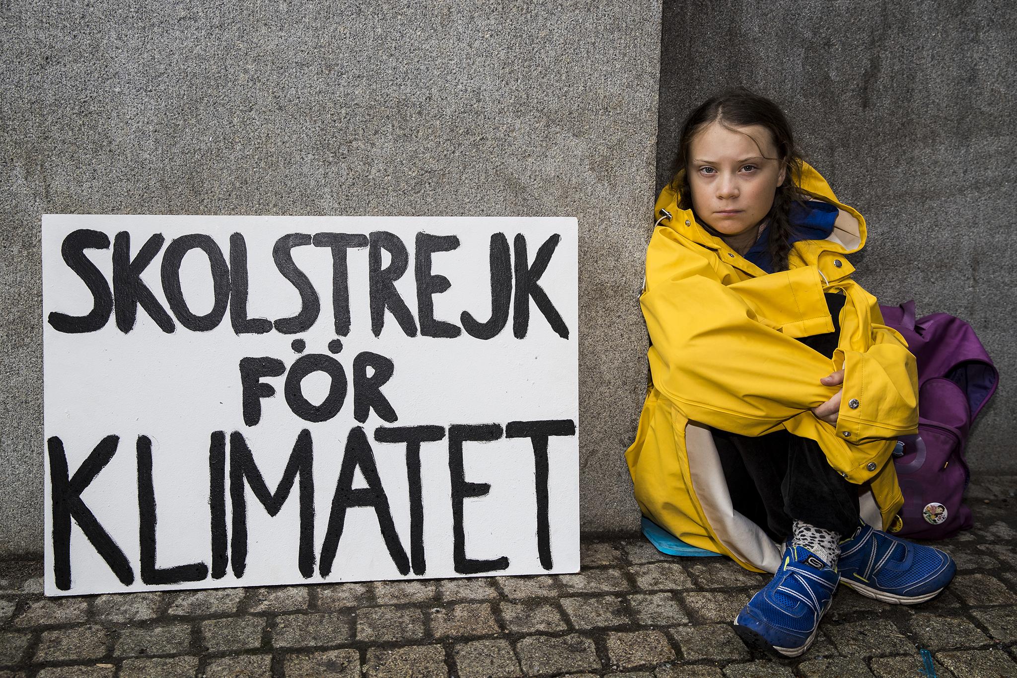 Greta Thunberg utenfor Riksdagen i Stockholm